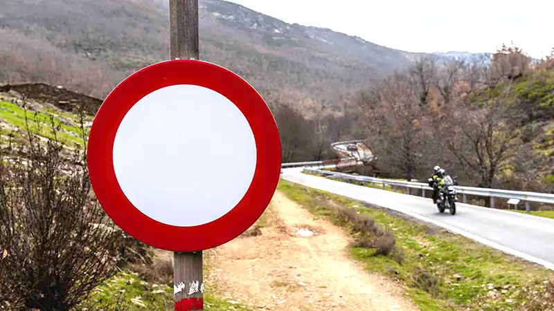 panneau circulation interdite dans les 2 sens norme iso 7010